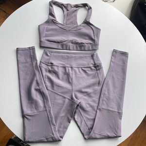 ALO yoga set size Small - bra top and leggings platinum / lavender